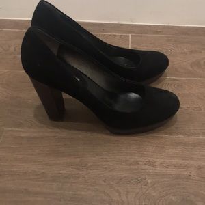 Banana republic black suede pumps